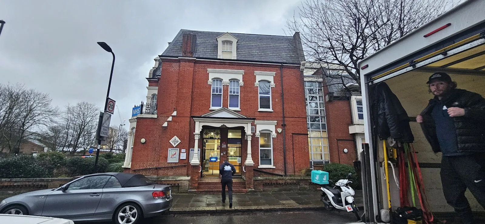 Unloading – Red-brick house, tail-lift down
