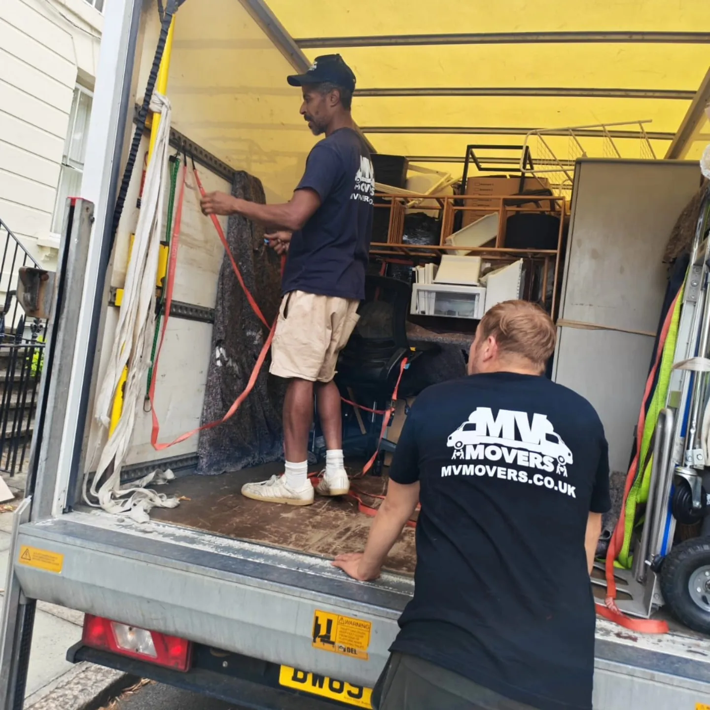 Tail-lift – Strapping the load